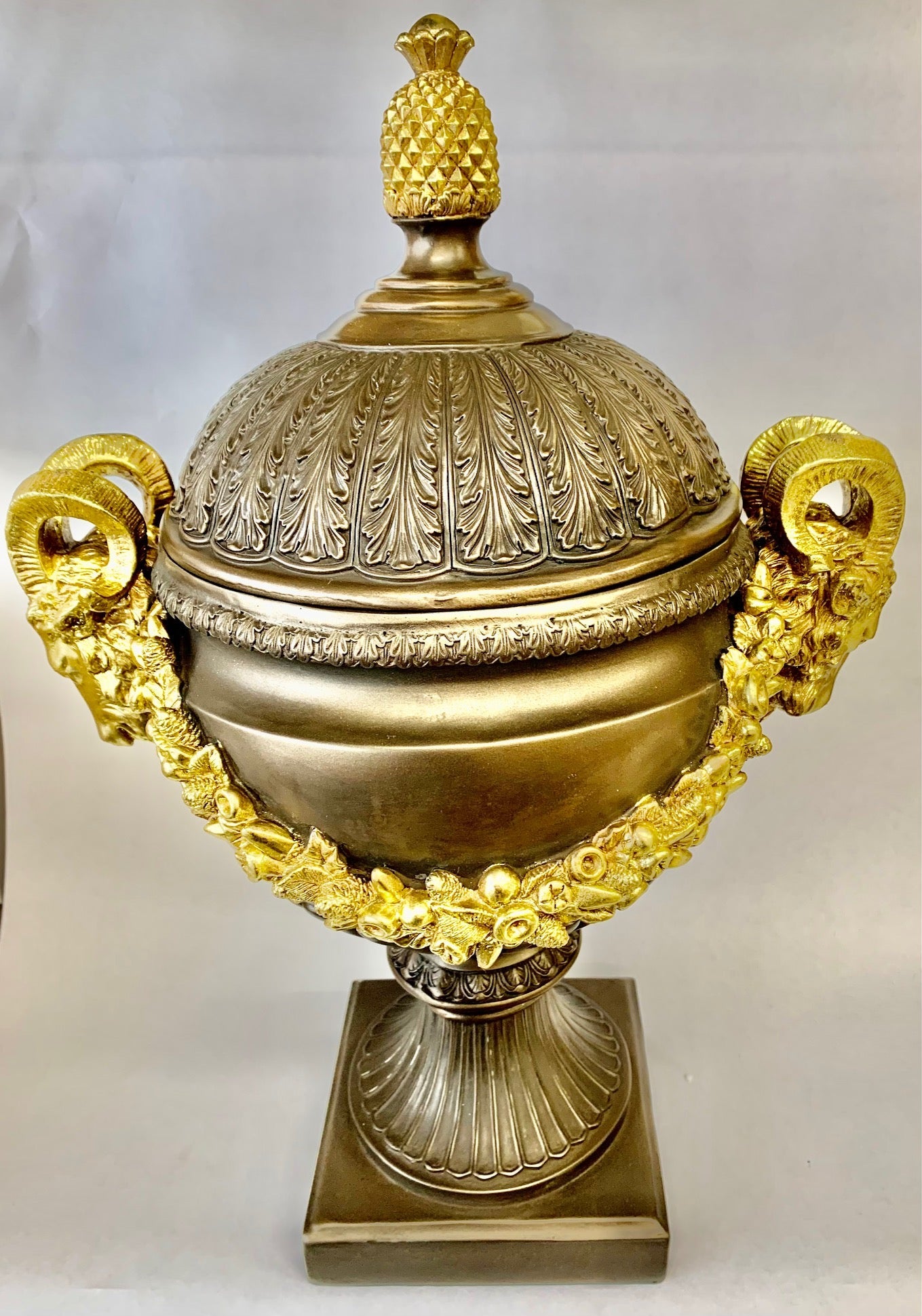 Fair vase with cover bronze finish, 35cm X 26cm X 51cm - Royal Gift