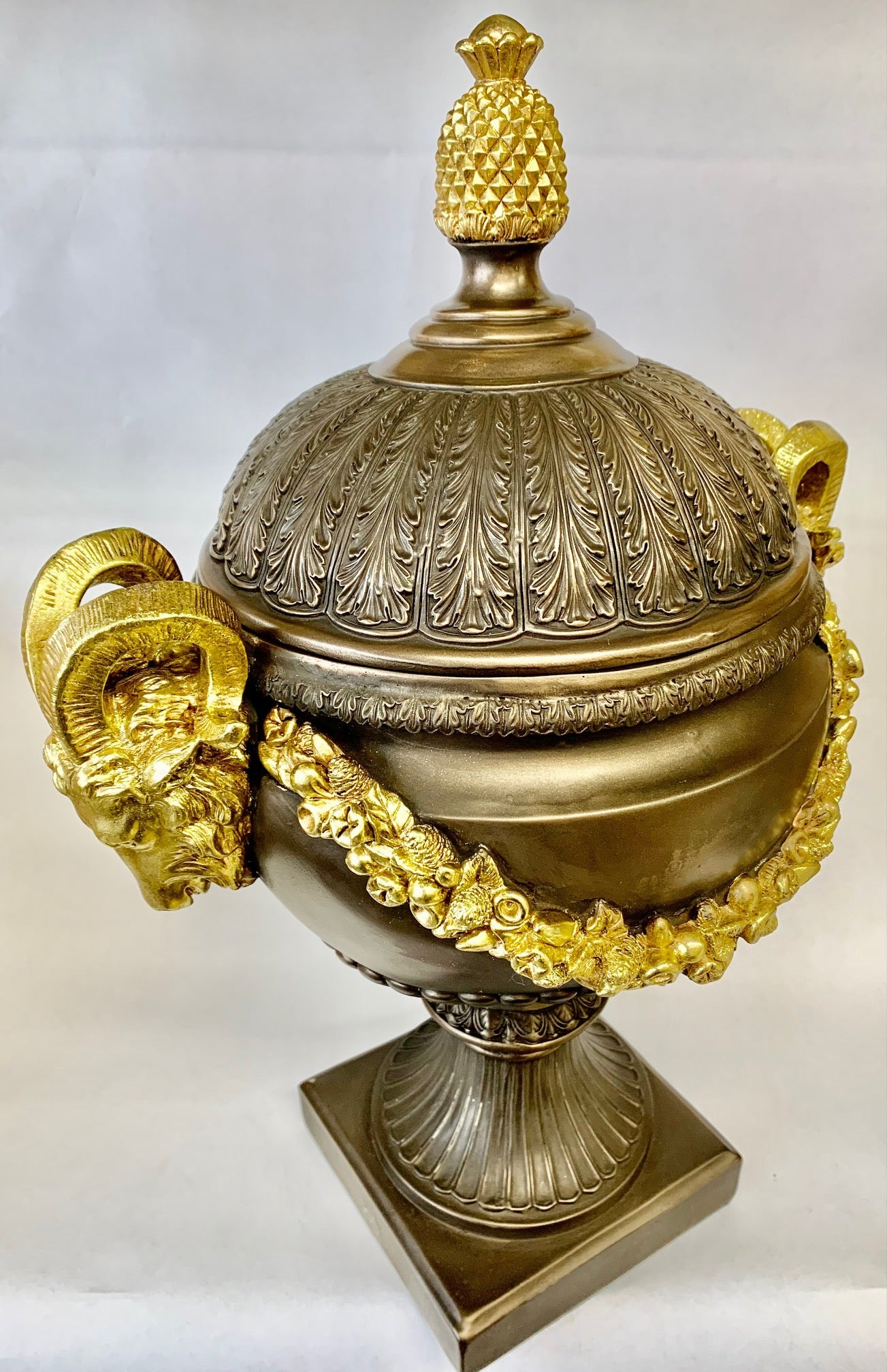 Fair vase with cover bronze finish, 35cm X 26cm X 51cm - Royal Gift